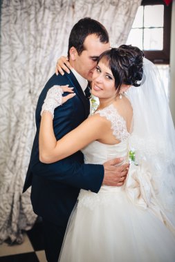 Güzel gelin ve damat dansı üzerinde onların düğün kutlama lüks bir restoranda düğün