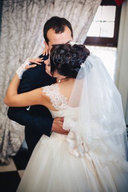 Güzel gelin ve damat dansı üzerinde onların düğün kutlama lüks bir restoranda düğün