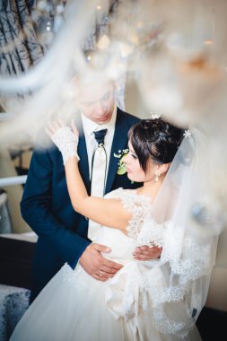 Güzel gelin ve damat dansı üzerinde onların düğün kutlama lüks bir restoranda düğün