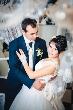 Güzel gelin ve damat dansı üzerinde onların düğün kutlama lüks bir restoranda düğün