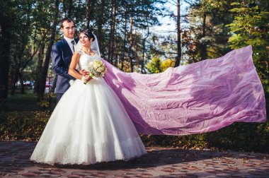 Gelin ve damat kadar pembe peçe altında öpüşme