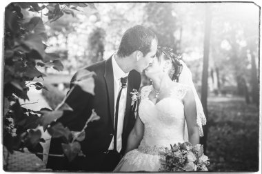 gelinlik içinde öpüşme genç bir çift. Gelin holding buket çiçek