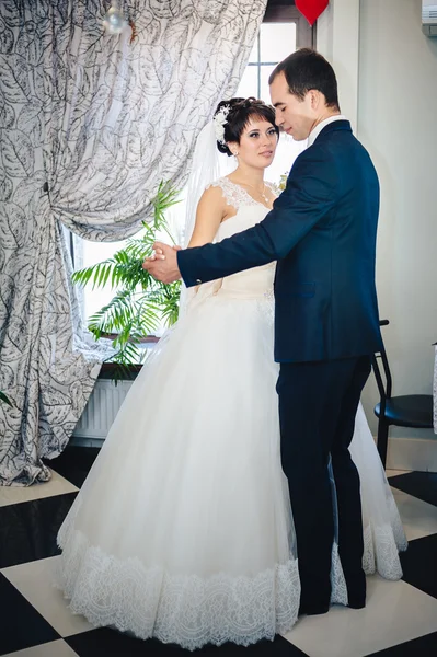 Dança de casamento de noiva encantadora e noivo em sua celebração de casamento em um restaurante luxuoso — Fotografia de Stock