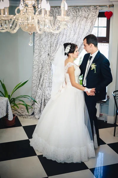 Dança de casamento de noiva encantadora e noivo em sua celebração de casamento em um restaurante luxuoso — Fotografia de Stock