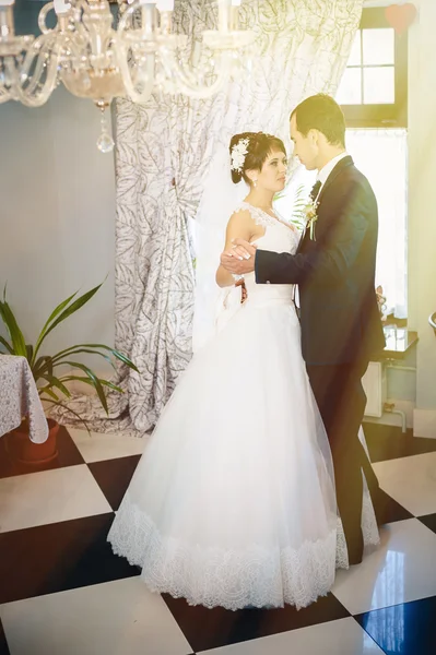 Wedding dance of charming bride and groom on their wedding celebration in a luxurious restaurant — Stock Photo, Image