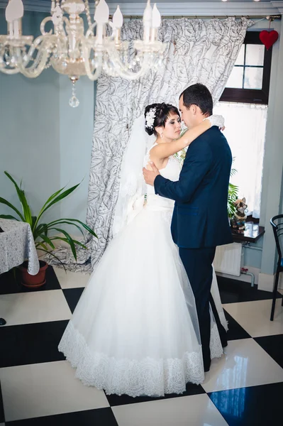 Svatební tanec okouzlující nevěstu a ženicha na jejich svatební oslavu v luxusní restauraci — Stock fotografie