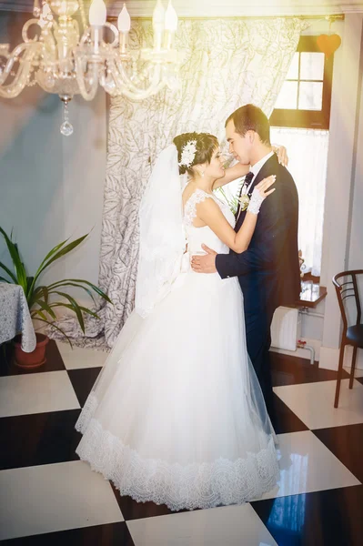 Dança de casamento de noiva encantadora e noivo em sua celebração de casamento em um restaurante luxuoso — Fotografia de Stock