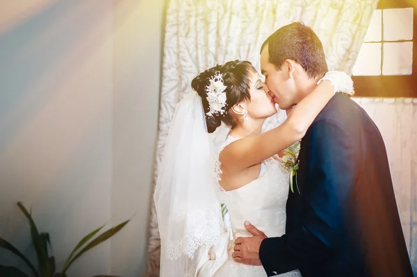 Baile de boda de la novia y el novio con encanto en su celebración de la boda en un restaurante de lujo —  Fotos de Stock