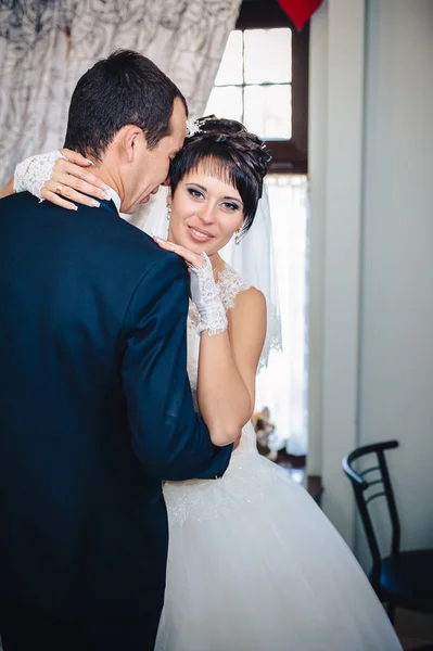 Dança de casamento de noiva encantadora e noivo em sua celebração de casamento em um restaurante luxuoso — Fotografia de Stock