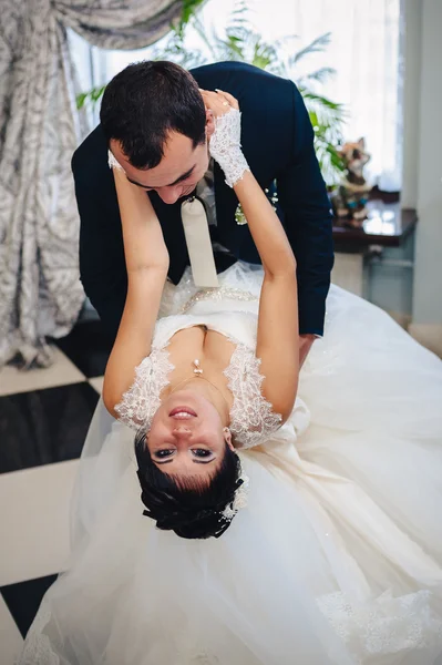 Wedding dance of charming bride and groom on their wedding celebration in a luxurious restaurant — Stock Photo, Image