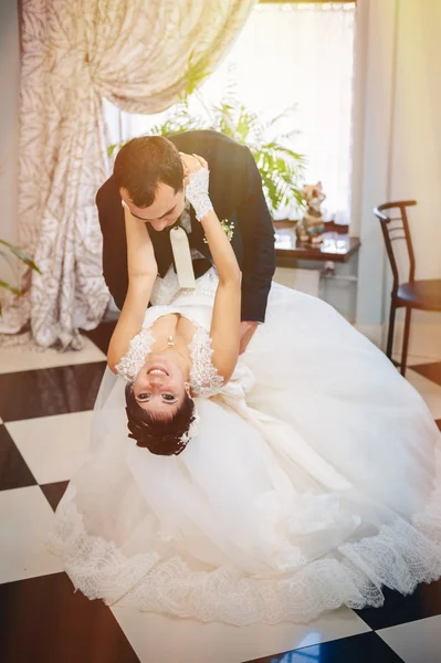 Wedding dance of charming bride and groom on their wedding celebration in a luxurious restaurant — Stock Photo, Image