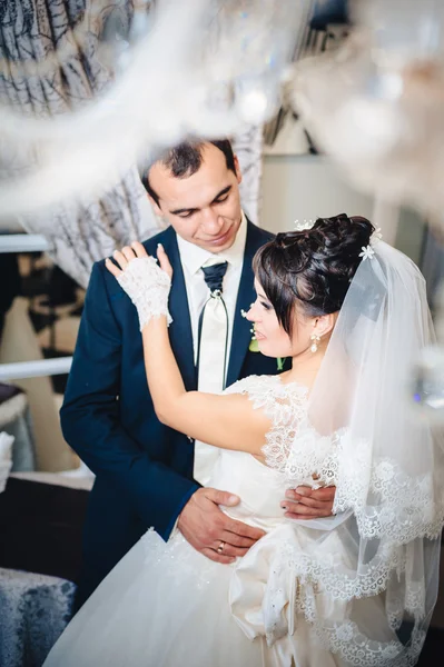 Baile de boda de la novia y el novio con encanto en su celebración de la boda en un restaurante de lujo — Foto de Stock