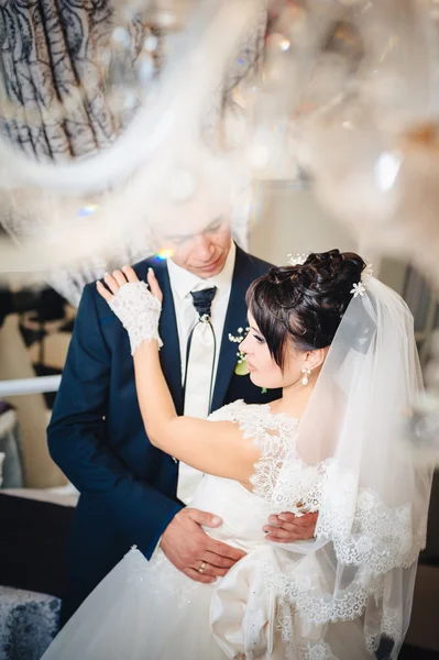 Dança de casamento de noiva encantadora e noivo em sua celebração de casamento em um restaurante luxuoso — Fotografia de Stock