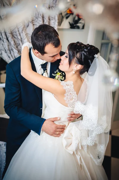 Baile de boda de la novia y el novio con encanto en su celebración de la boda en un restaurante de lujo —  Fotos de Stock
