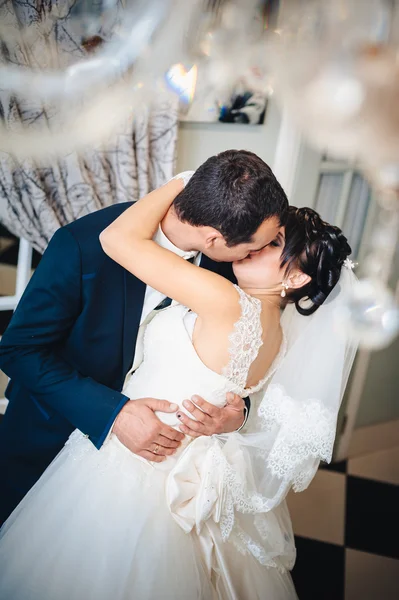 Dança de casamento de noiva encantadora e noivo em sua celebração de casamento em um restaurante luxuoso — Fotografia de Stock