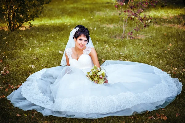 Portret van mooie jonge bruid heldere boeket in handen houden. huwelijksfeest. natuur groene achtergrond. vrouw alleen buiten in het park — Stockfoto