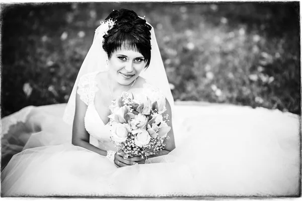 Potret pengantin muda yang cantik memegang buket cerah di tangan. Perayaan pernikahan. latar belakang hijau alam. Wanita sendirian di luar rumah di taman — Stok Foto