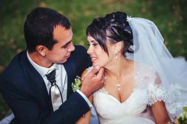 gelinlik içinde öpüşme genç bir çift. Gelin holding buket çiçek