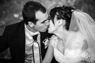 gelinlik içinde öpüşme genç bir çift. Gelin holding buket çiçek