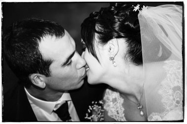 gelinlik içinde öpüşme genç bir çift. Gelin holding buket çiçek