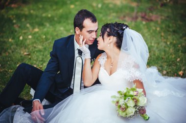 gelinlik içinde öpüşme genç bir çift. Gelin holding buket çiçek