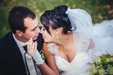 gelinlik içinde öpüşme genç bir çift. Gelin holding buket çiçek