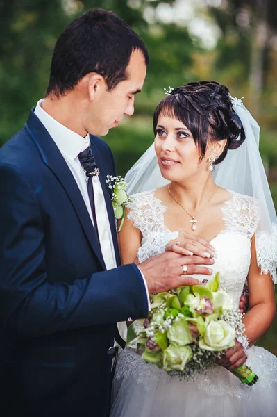 Braut und Bräutigam mit Brautstrauß aus nächster Nähe — Stockfoto