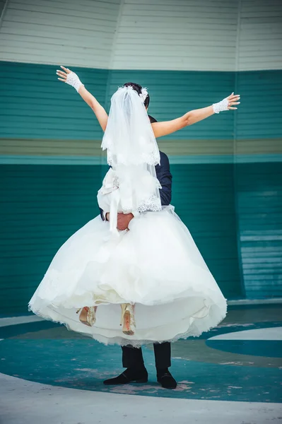 オープンエアの結婚式のダンス。踊り手は飛ぶのが好きだ. — ストック写真