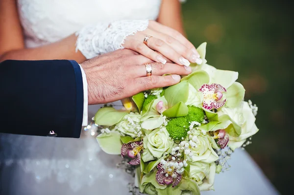 Bride and groom holding bridal bouquet close up — Stock Photo, Image