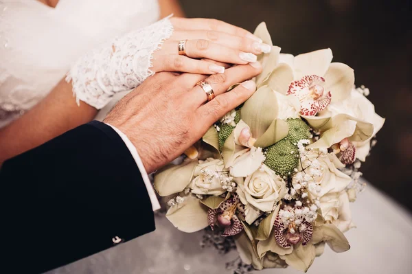 Bride and groom holding bridal bouquet close up — Stock Photo, Image