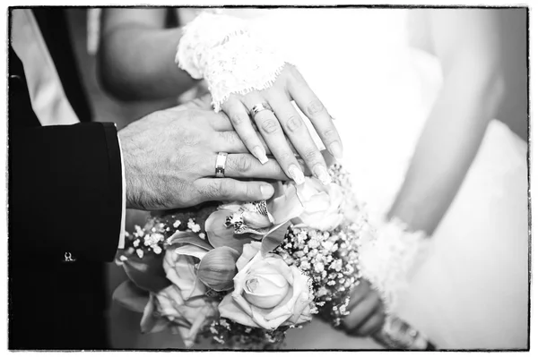 Menyasszony és a vőlegény gazdaság menyasszonyi csokor közelről — Stock Fotó