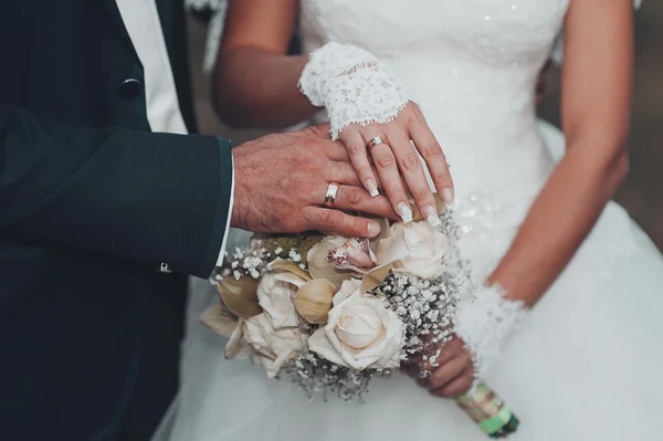 Novia y novio sosteniendo ramo de novia de cerca — Foto de Stock