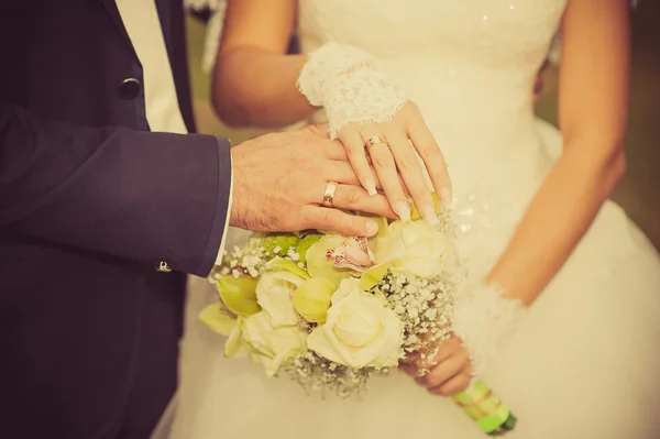 Bride and groom holding bridal bouquet close up — Stock Photo, Image