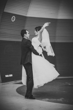 Açık havada düğün dansı mı? Dansçılar uçmayı sever.