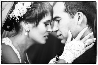 gelinlik içinde öpüşme genç bir çift. Gelin holding buket çiçek