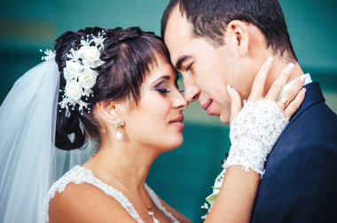 gelinlik içinde öpüşme genç bir çift. Gelin holding buket çiçek