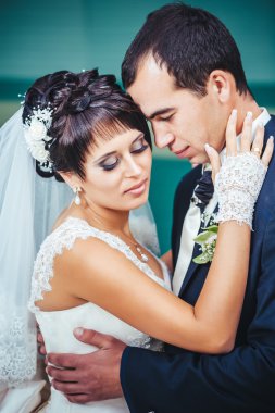 gelinlik içinde öpüşme genç bir çift. Gelin holding buket çiçek