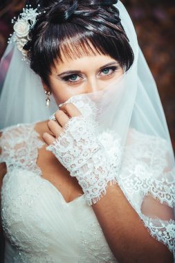 parlak buket elinde tutan güzel genç gelin portresi. düğün kutlama. doğa yeşil arka plan. açık havada parkta yalnız kadın