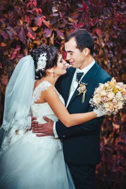 gelinlik içinde öpüşme genç bir çift. Gelin holding buket çiçek