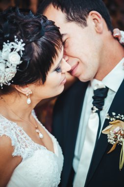 gelinlik içinde öpüşme genç bir çift. Gelin holding buket çiçek