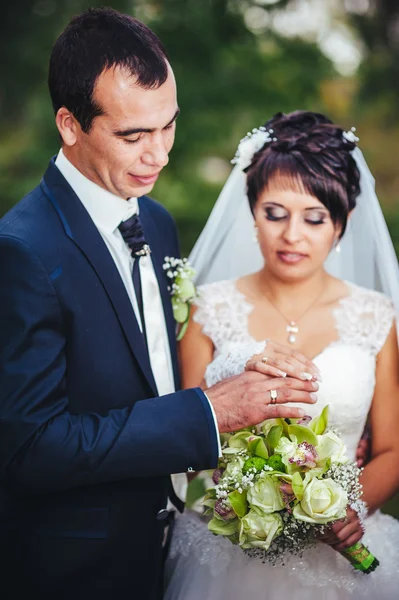 Noiva e noivo segurando buquê de noiva de perto — Fotografia de Stock