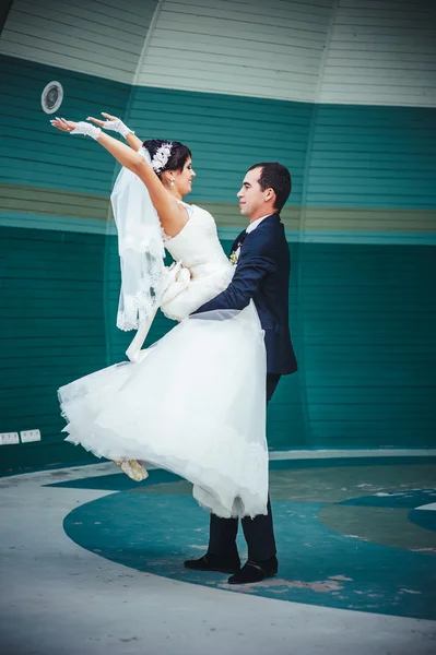 Baile de bodas al aire libre. A los bailarines les encanta volar . — Foto de Stock