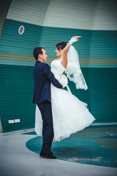 Bröllopsdans utomhus. Dansare älskar att flyga. — Stockfoto