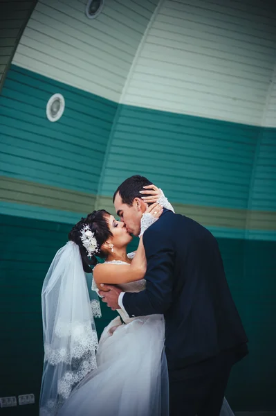 Baile de bodas al aire libre. A los bailarines les encanta volar . —  Fotos de Stock