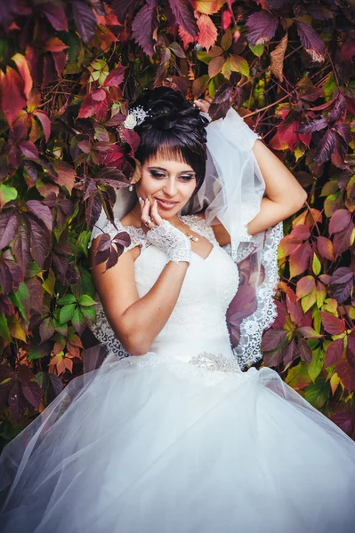 Retrato de bela noiva jovem segurando buquê brilhante em mãos. Celebração de casamento. natureza fundo verde. mulher sozinha ao ar livre no parque — Fotografia de Stock