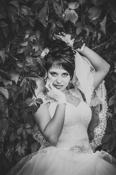 Retrato de bela noiva jovem segurando buquê brilhante em mãos. Celebração de casamento. natureza fundo verde. mulher sozinha ao ar livre no parque — Fotografia de Stock