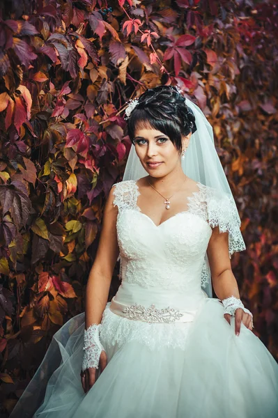 Retrato de hermosa novia joven sosteniendo ramo brillante en las manos. celebración de la boda. naturaleza fondo verde. mujer sola al aire libre en el parque —  Fotos de Stock