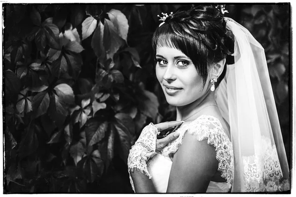 Portrait of beautiful young bride holding bright bouquet in hands. wedding celebration. nature green background. woman alone outdoors at the park — Stock Photo, Image