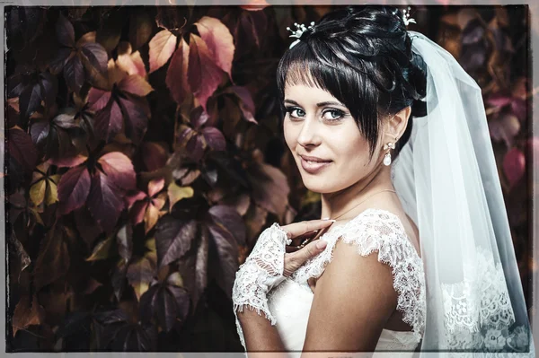 Retrato de bela noiva jovem segurando buquê brilhante em mãos. Celebração de casamento. natureza fundo verde. mulher sozinha ao ar livre no parque — Fotografia de Stock