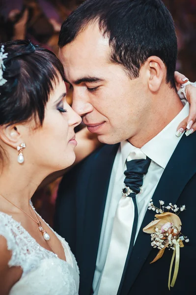Casal jovem beijando no vestido de casamento. Noiva segurando buquê de flores — Fotografia de Stock
